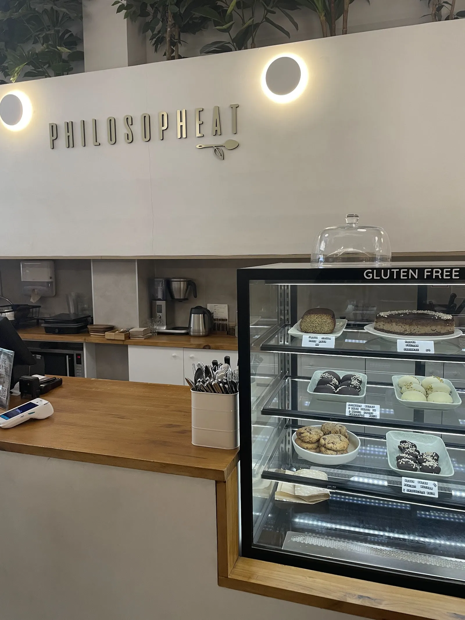 La barra y la vitrina de dulces