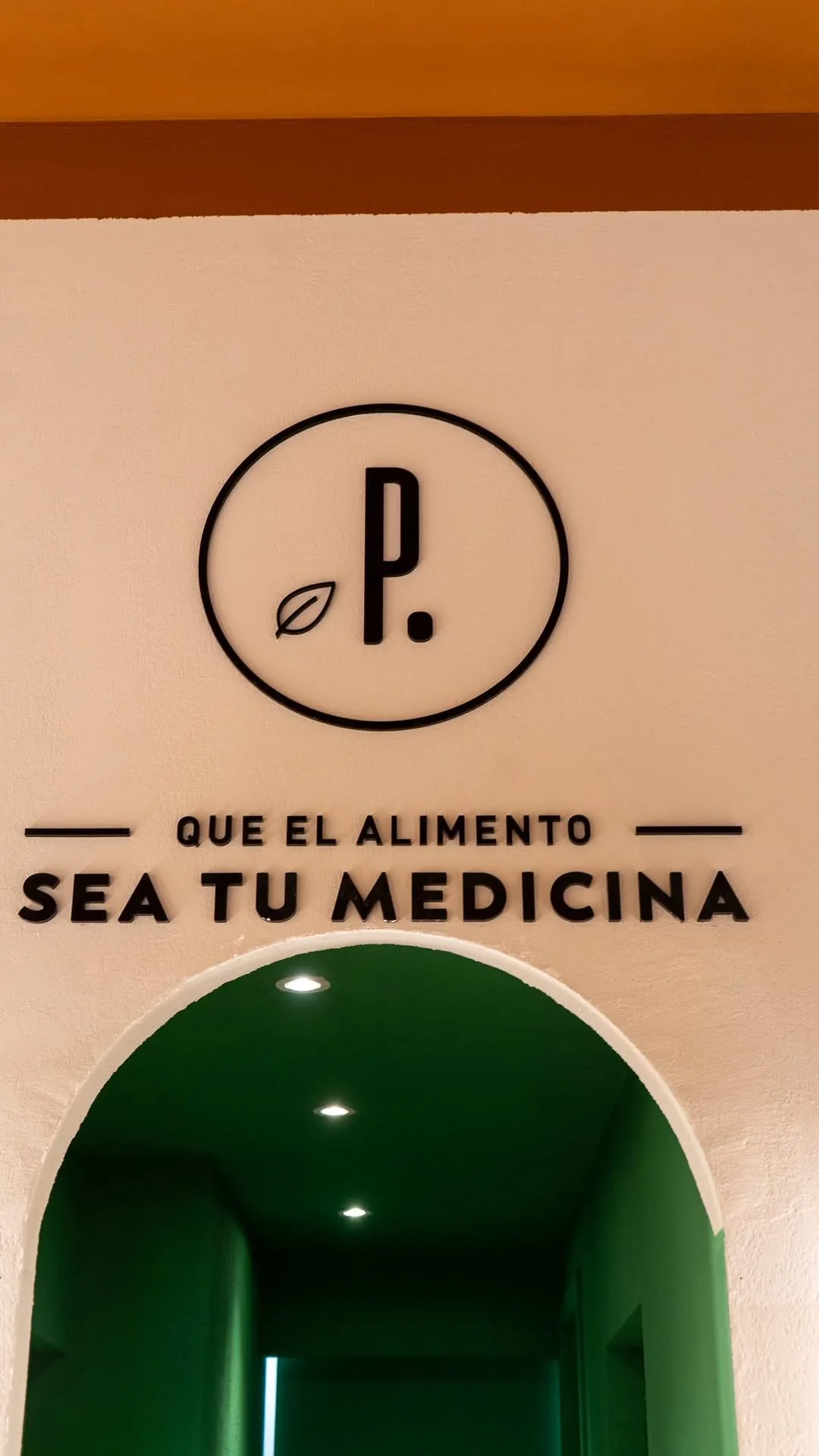 Rótulo en la pared: «Que el alimento sea tu medicina»